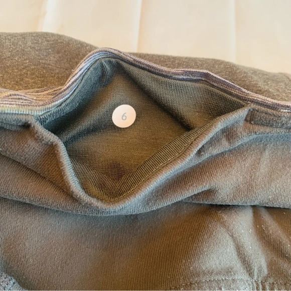 ๐๏ธโโ๏ธ Elevate Your Workout with Lululemon Grey Workout Capris - Size 6 ๐ช๏ธ - Picture 7 of 8